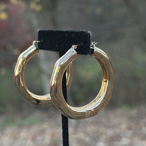 New without Tags Robert Lee Morris Gold Sculpted Hoop Earings - Picture 2 of 7
